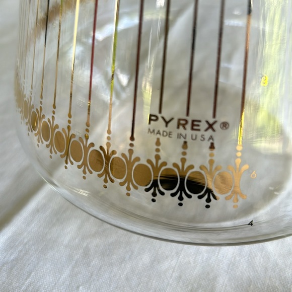 Vintage Pyrex carafe with lid 7” with 3” sterno stand all markings are in euc. - Picture 12 of 17